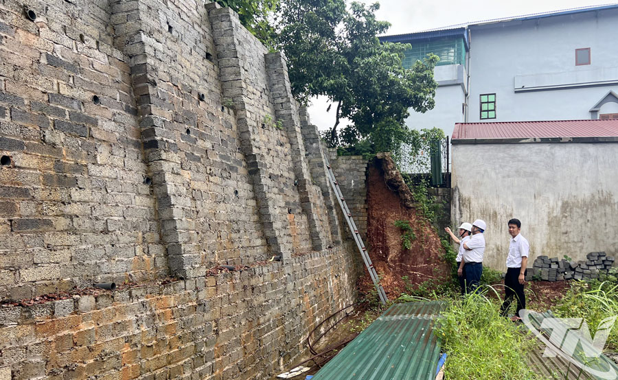 Cán bộ UBND phường Quyết Thắng và ngành Điện kiểm tra hiện trạng tại khu vực dưới chân cột điện cao thế.