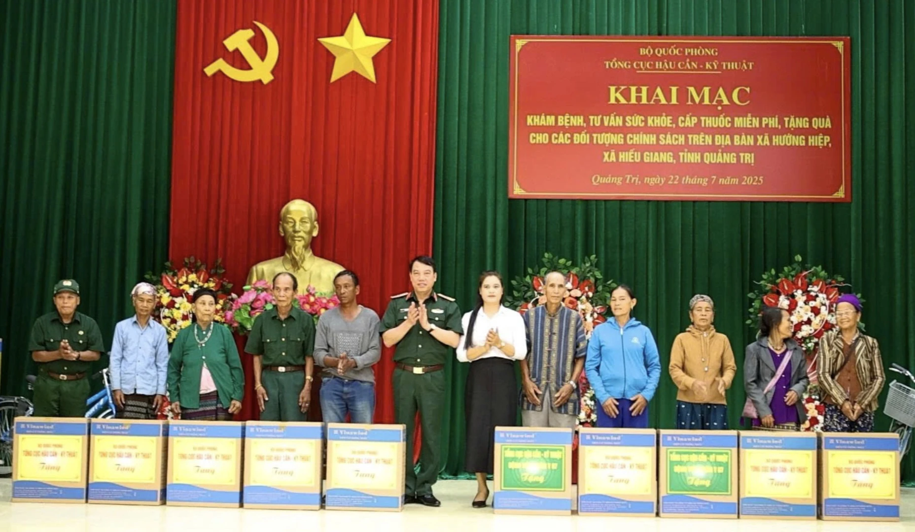 Cấp phát thuốc miễn phí và tặng quà cho đối tượng chính sách tại xã Hướng Hiệp