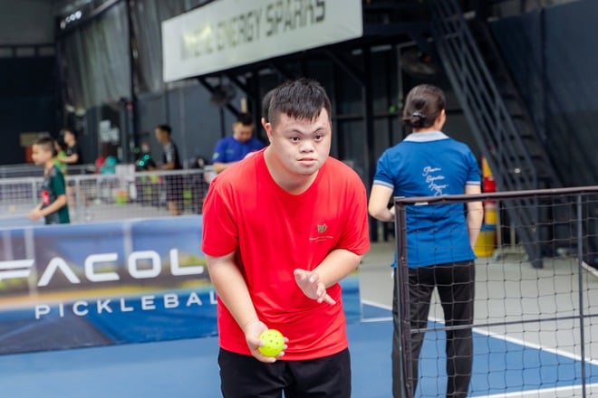 VIDEO: Ấm áp lớp học pickleball miễn phí cho trẻ tự kỷ, khuyết tật trí tuệ- Ảnh 4.