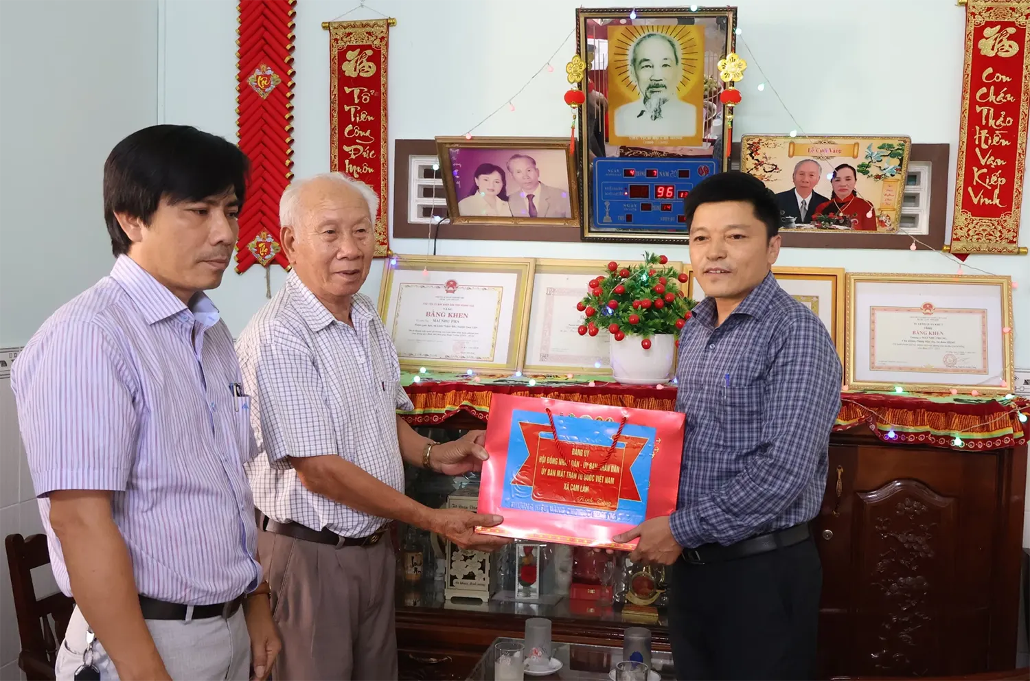 លោក Nguyen Xuan Phuc អនុប្រធានគណៈកម្មាធិការប្រជាជនឃុំបានប្រគល់អំណោយជូនគ្រួសារលោក Mai Nhu Pha។
