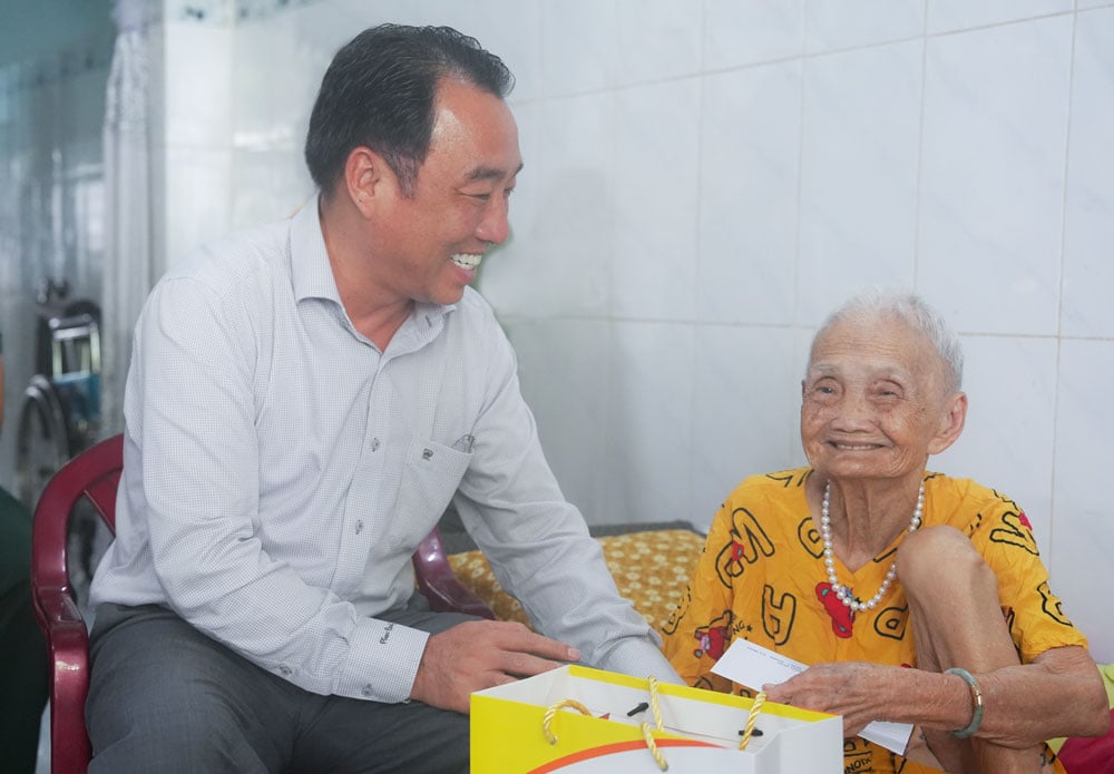 អនុលេខាគណៈកម្មាធិការបក្សខេត្ត ប្រធានគណៈកម្មាធិការប្រជាជនខេត្ត Vinh Long - Lu Quang Ngoi បានអញ្ជើញទៅសួរសុខទុក្ខ និងជូនអំណោយថ្លែងអំណរគុណដល់គ្រួសារ មាតាបិតាជាតិវៀតណាម Mai Thi Dem។