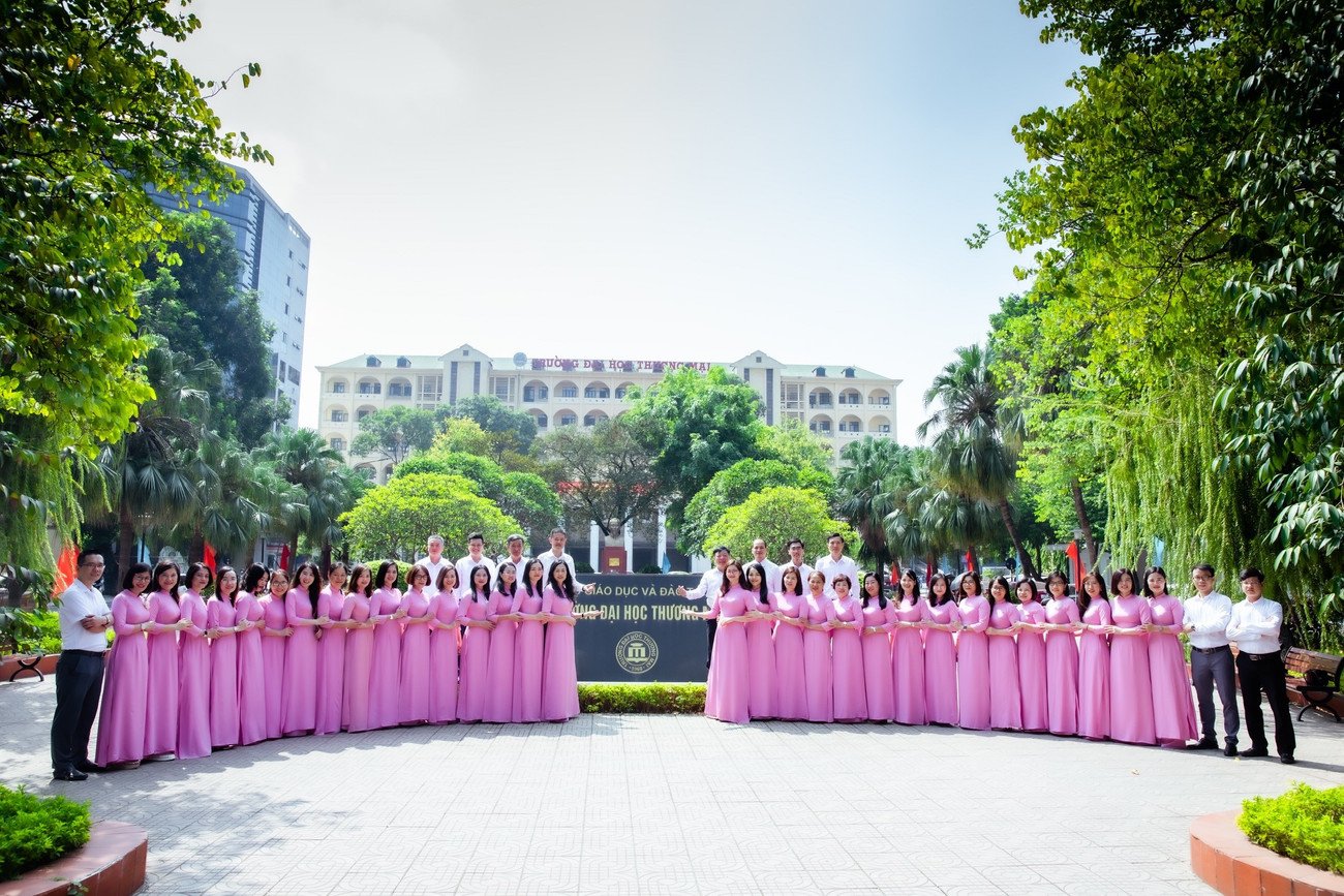 tap-the-can-bo-giang-vien-vien-ke-toan-kiem-toan-truong-dai-hoc-thuong-mai.jpg