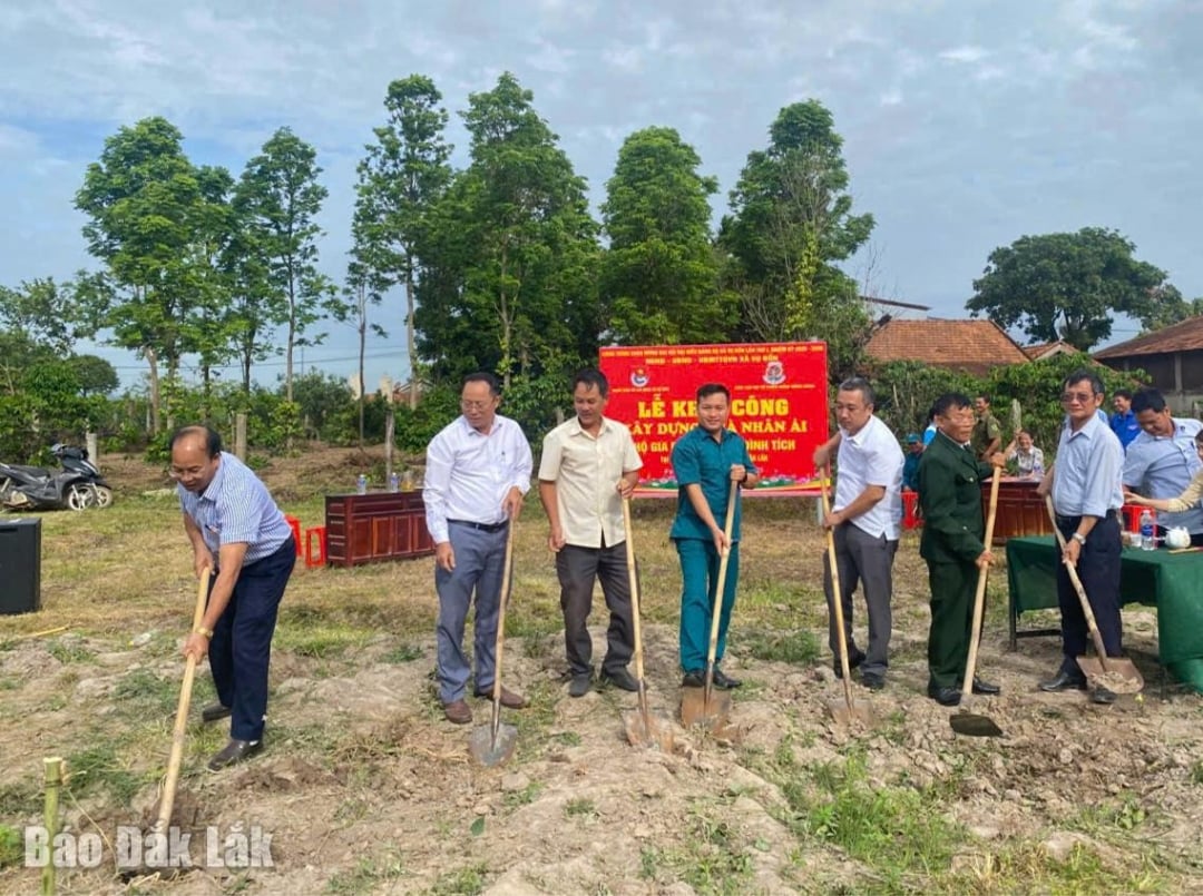 Các đại biểu cùng chủ hộ cuốc móng khởi công xây dựng Nhà nhân ái