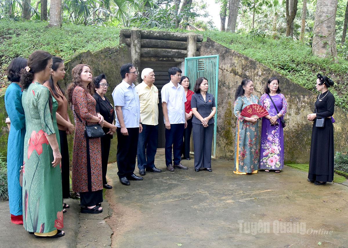 Các đại biểu nghe thuyết minh tại Khu di tích Ban Thường trực Quốc hội.