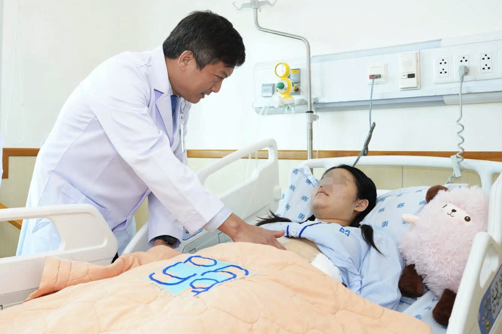 Cô gái 18 tuổi bất ngờ phát hiện ung thư dạ dày di căn xa sau 4 triệu chứng - 1
