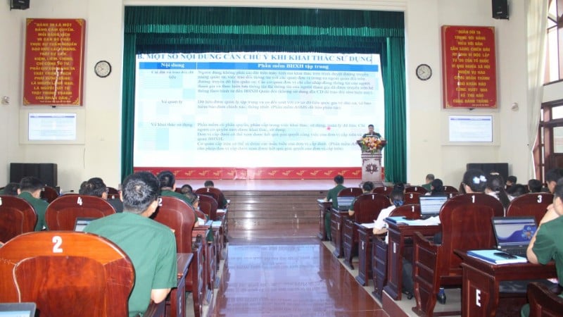 Các cán bộ nghe giới thiệu các nội dung.