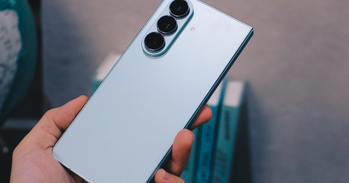 Hai màu xanh navy và xanh mint trên Galaxy Z Fold7 thu hút người dùng