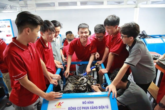 Điểm chuẩn ngành công nghệ kỹ thuật ô tô 3 năm qua thay đổi như thế nào? - Ảnh 2.