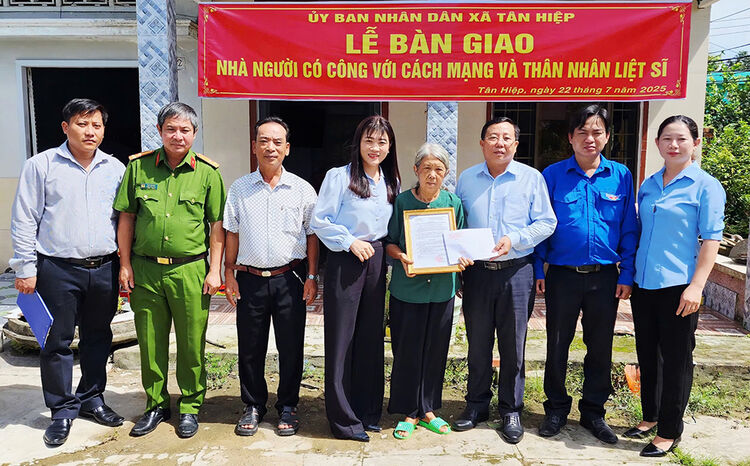 ឃុំ​តាន់​ហៀ​ប ប្រគល់​ផ្ទះ​១៤​ខ្នង​ជូន​អ្នកមាន​បុណ្យ
