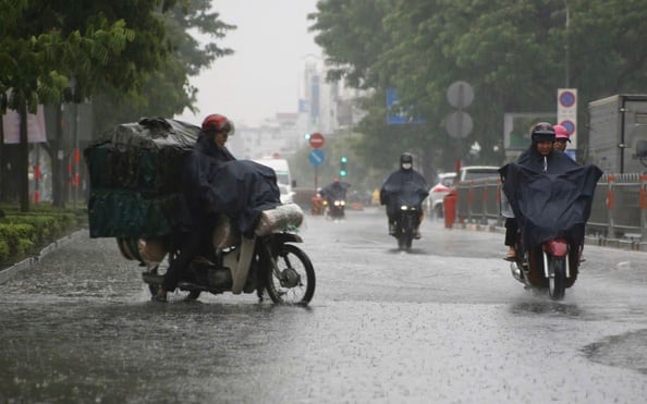 Thời tiết TP HCM: Có mưa dông do ảnh hưởng gián tiếp từ bão số 3- Ảnh 1.