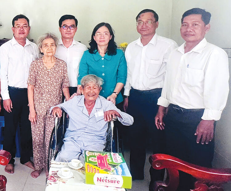 Nghĩa tình với người có công