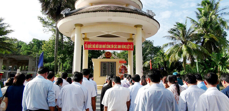 O Lam Commune visits the grave of People's Armed Forces Hero Neang Nghes and the martyrs' stele house
