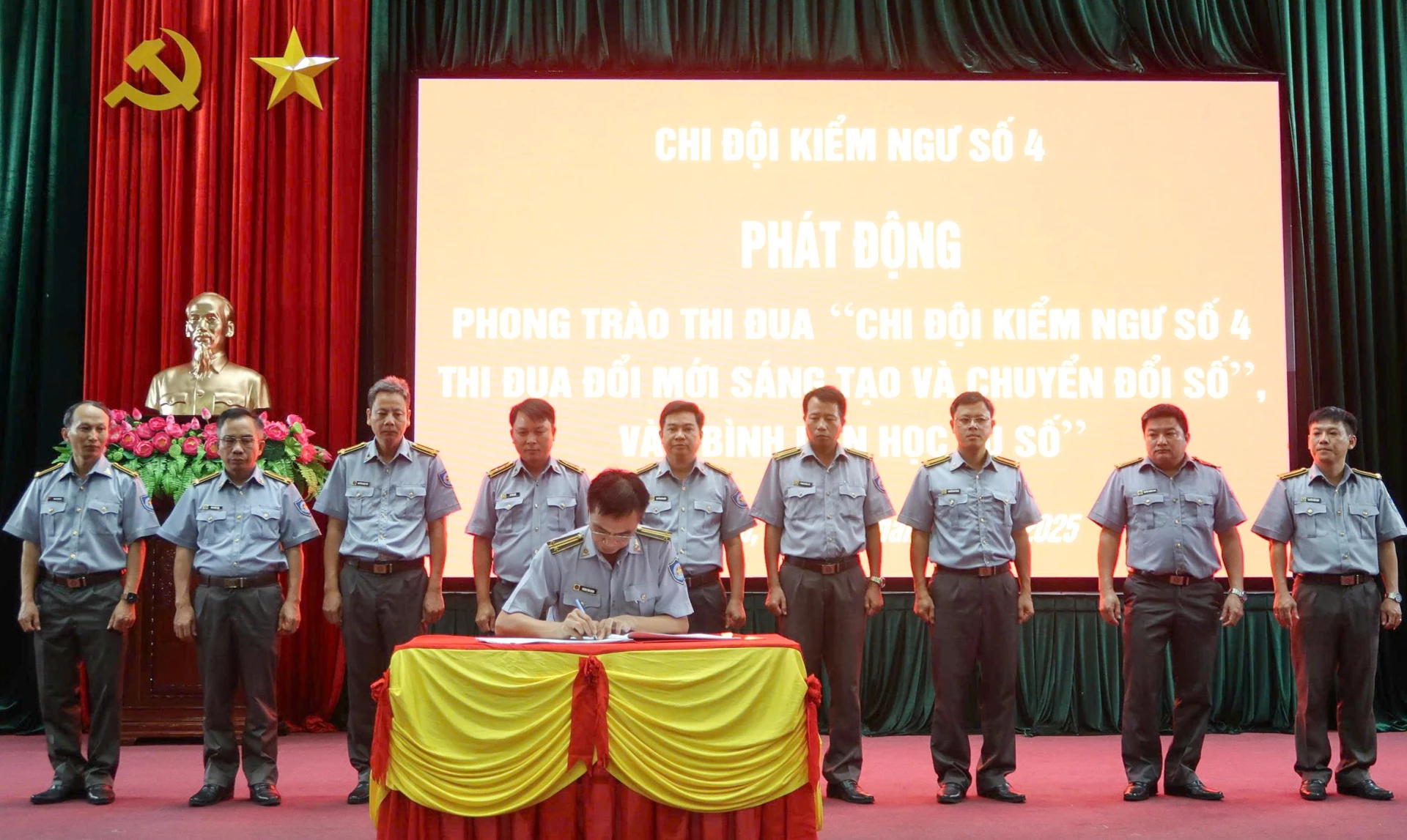 Các cơ quan, đơn vị của chi đội ký kết giao ước thi đua.