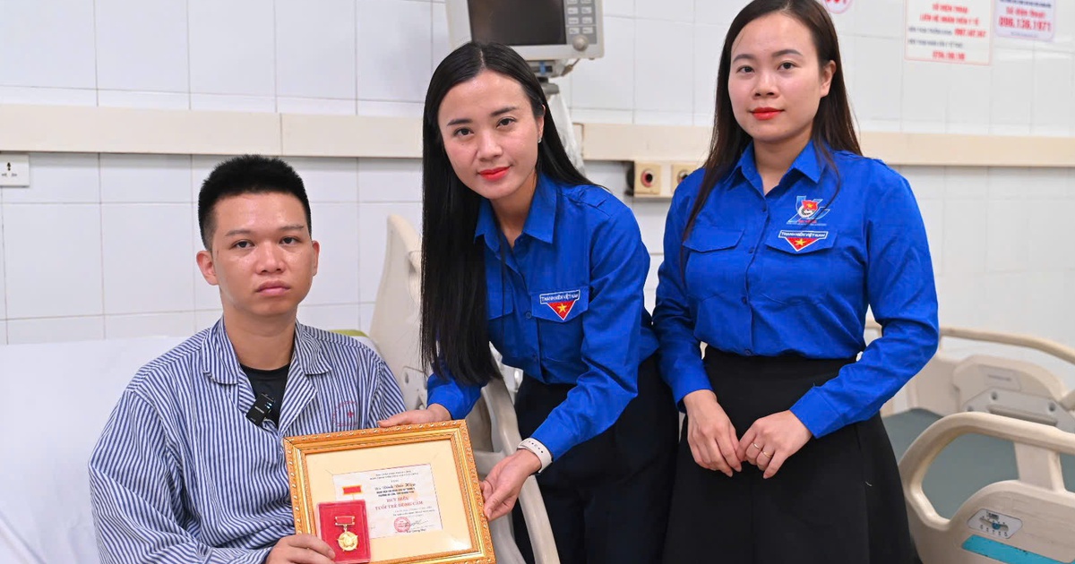 Trao Huy hiệu Tuổi trẻ dũng cảm cho thanh niên cứu 4 người trong vụ lật tàu