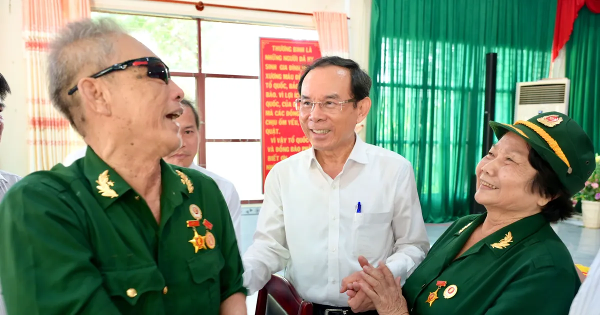 Bí thư Thành ủy TPHCM thăm các đồng chí thương binh, người có công