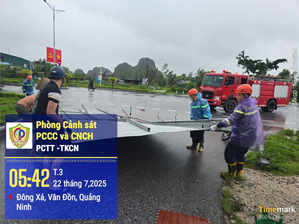 Lực lượng Cảnh sát PCCC&CNCH xử lý mái công trình bị rơi xuống đường tại đặc khu Vân Đồn.