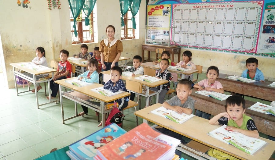 Cô, trò Trường Phổ thông Dân tộc bán trú Tiểu học và THCS Nậm Càn (Na Ngoi, Nghệ An).