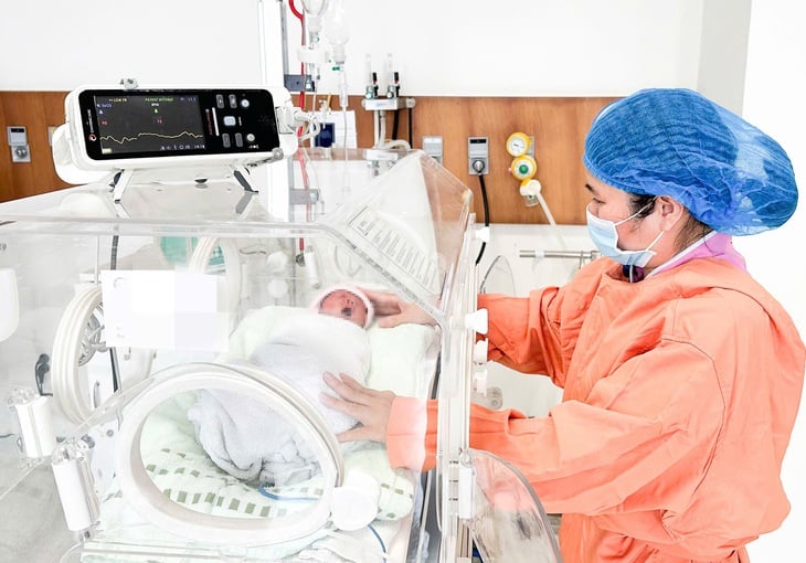 Kíp y tế từ Gia Lai cấp cứu xuyên biên giới, cứu sống bệnh nhi Lào - Ảnh 1.