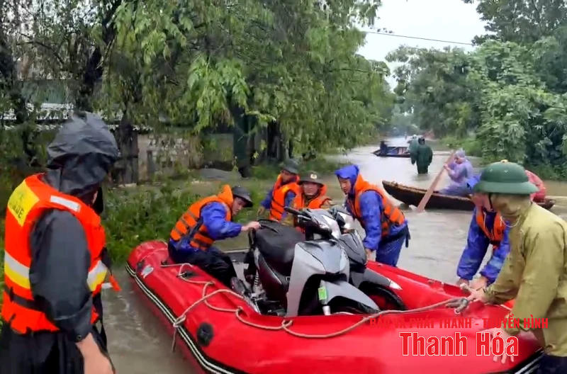 Cảnh sát PCCC&CNCH nỗ lực, khẩn trương di dời người già và trẻ nhỏ khỏi vùng nguy hiểm