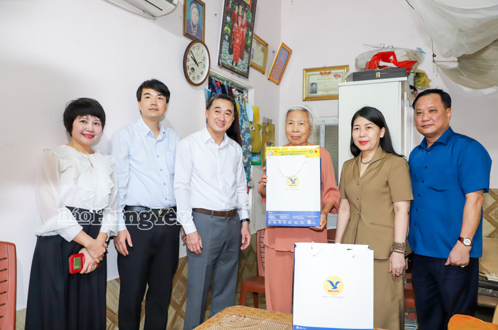 Thứ trưởng Bộ Y tế Trần Văn Thuấn tặng quà vợ liệt sĩ Tạ Thị Luyên.
