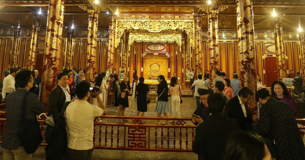 Ngai vàng triều Nguyễn: Nên lắp kính bảo vệ hay trưng bày bản sao?