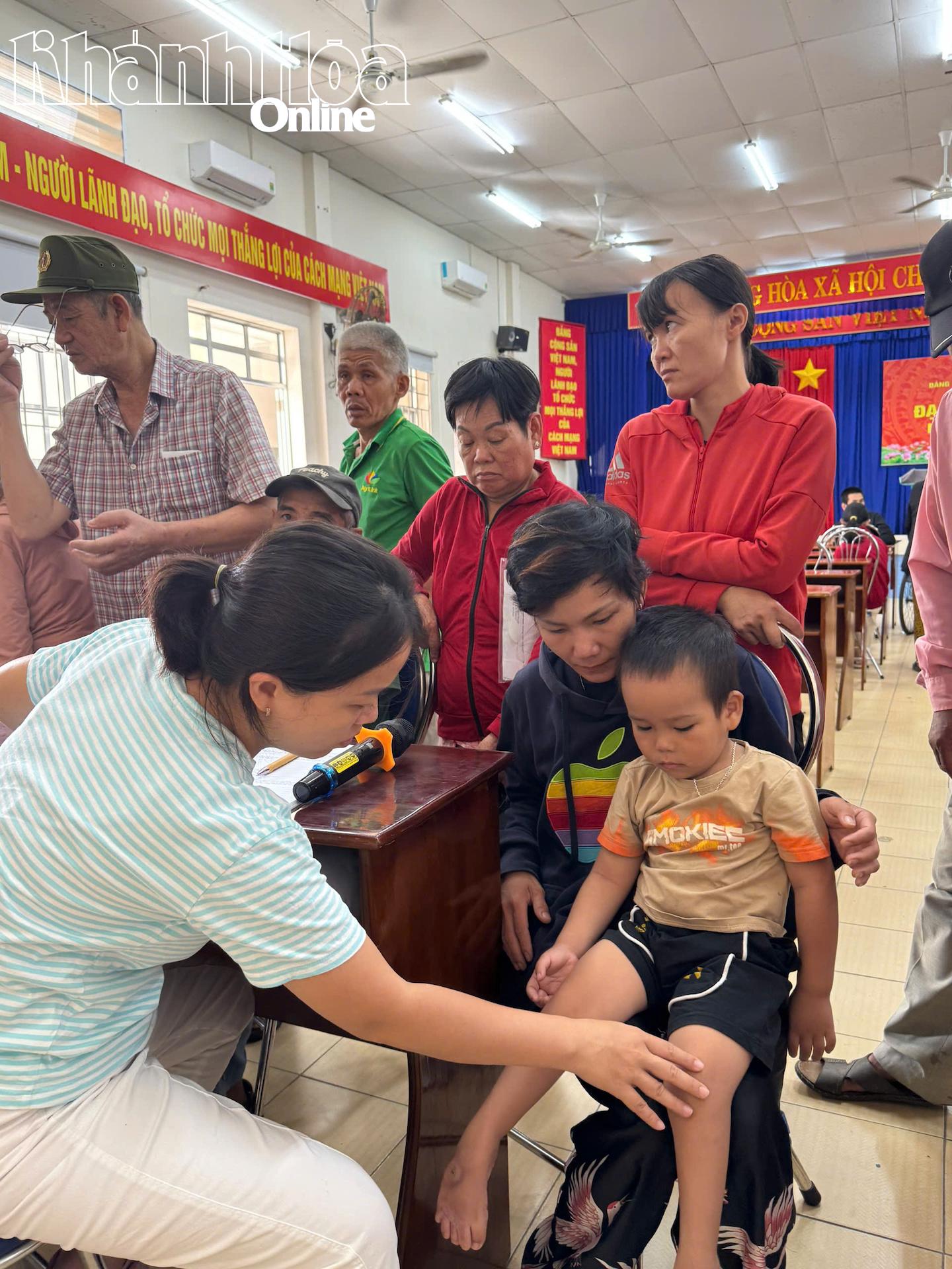 Trẻ  được khám sàng  lọc tại chương trình