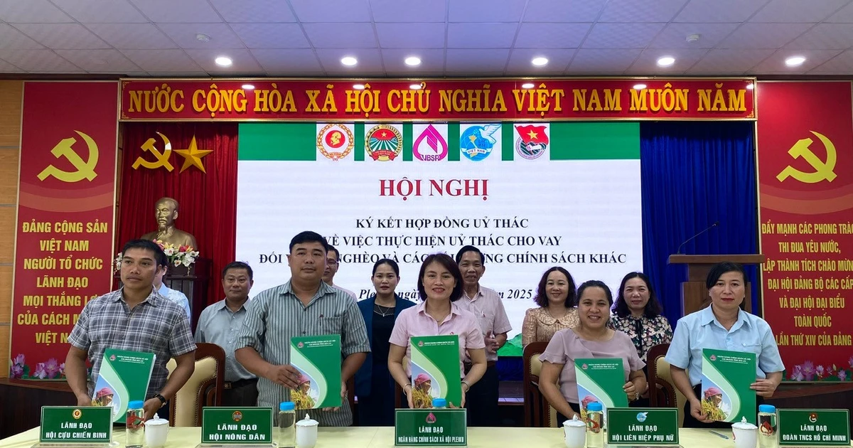Phòng Giao dịch Pleiku ký kết hợp đồng ủy thác với các hội, đoàn thể