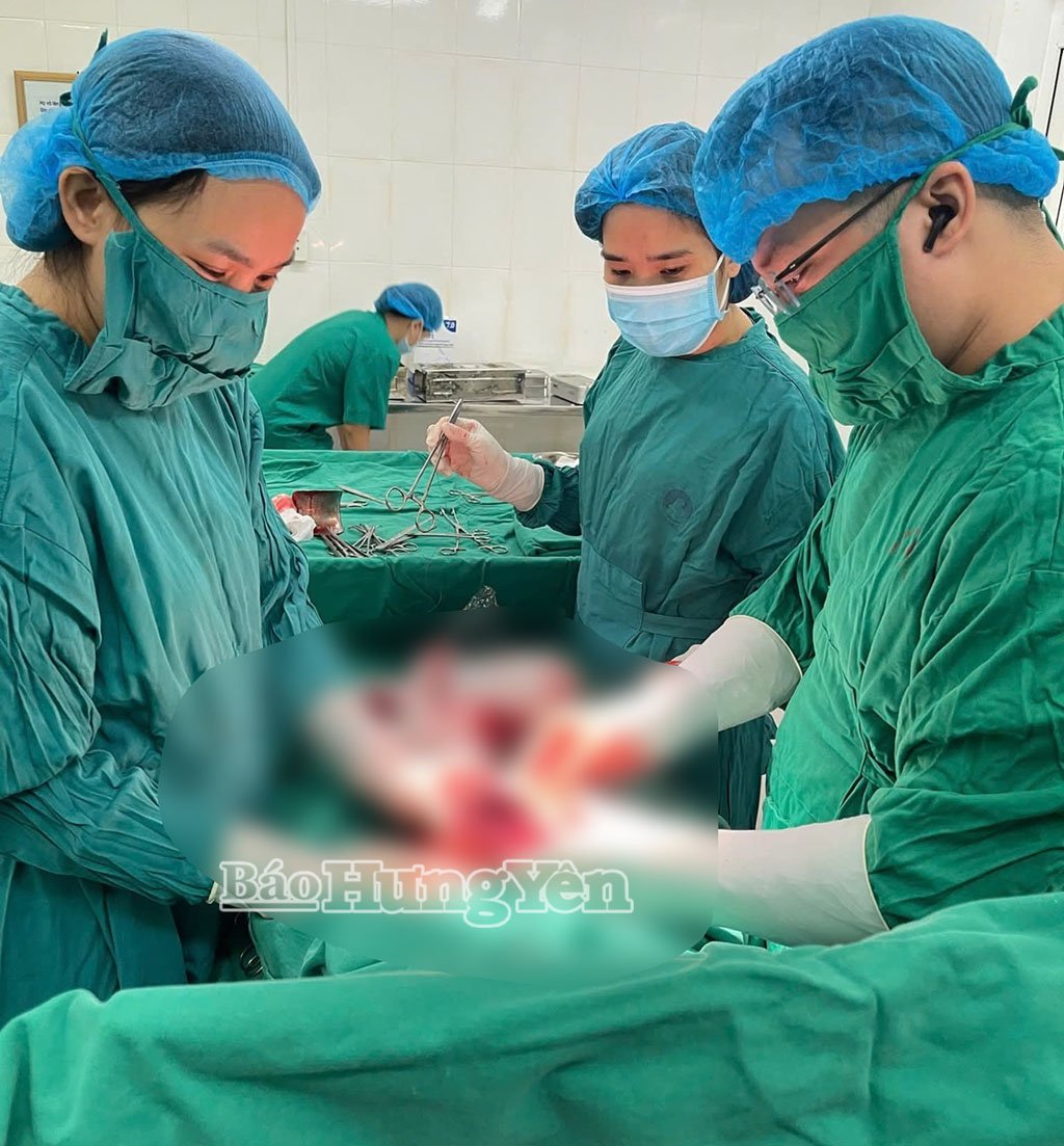 Các bác sĩ Bệnh viện Sản - Nhi Hưng Yên mổ cấp cứu sản phụ vỡ tử cung.