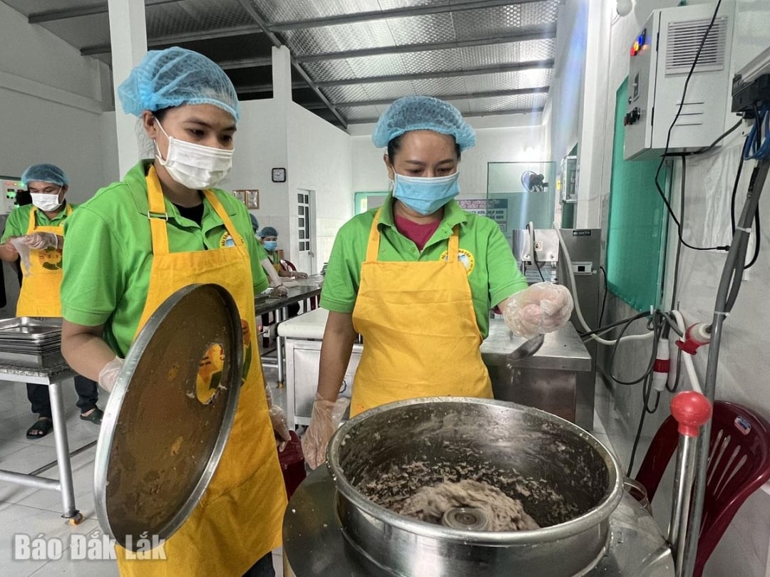 Hệ thống sản xuất chả cá tự động được Hộ kinh doanh hải sản Sông Cầu (phường Sông Cầu) đầu tư cùng với nguồn hỗ trợ từ kinh phí khuyến công do Sở Công Thương triển khai. Ảnh minh họa