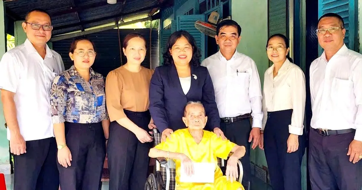 Vice Chairman of Ho Chi Minh City People's Council Nguyen Truong Nhat Phuong visited and presented gifts to policy families