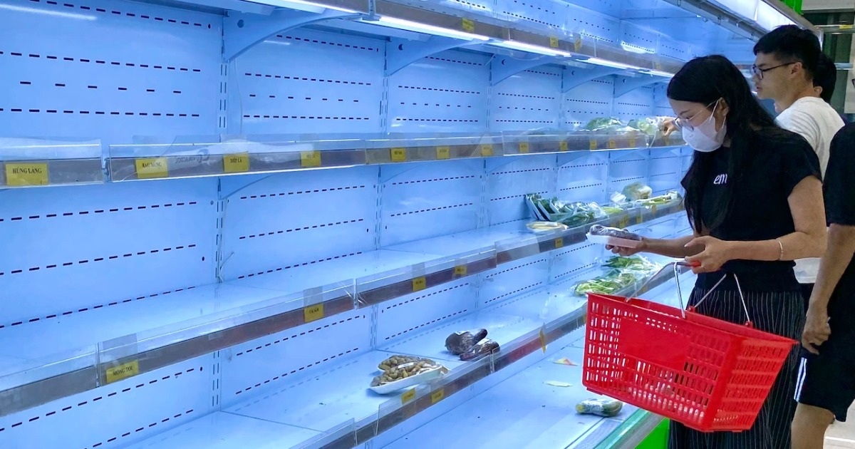 Before storm Wipha, Hanoi people cleaned vegetables and meat in supermarkets