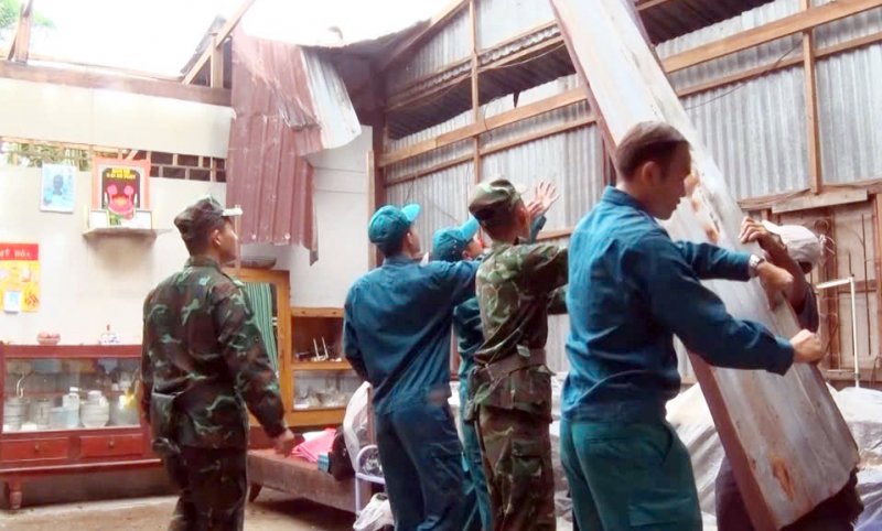 Dông lốc làm sập, tốc mái 99 căn nhà ở An Giang -0