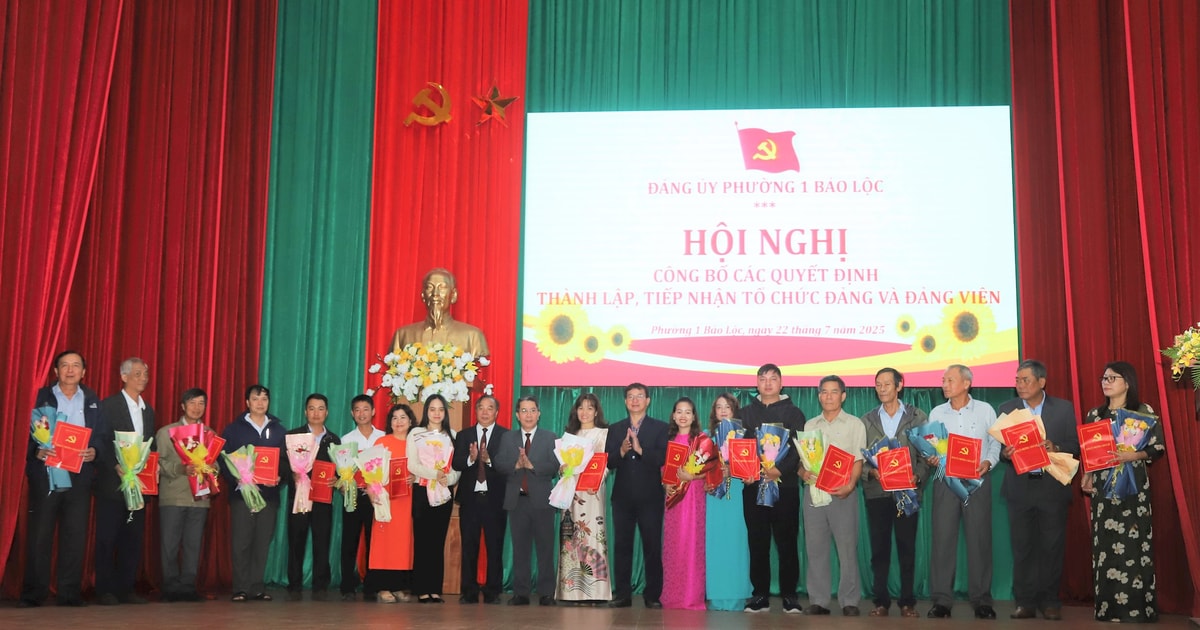 Phường 1 Bảo Lộc công bố các quyết định thành lập, tiếp nhận các tổ chức đảng và đảng viên