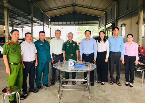 ថ្នាក់ដឹកនាំឃុំ Tan Tap និង Phuoc Ly បានចុះសួរសុខទុក្ខ និងផ្តល់អំណោយដល់គ្រួសារគោលនយោបាយ។