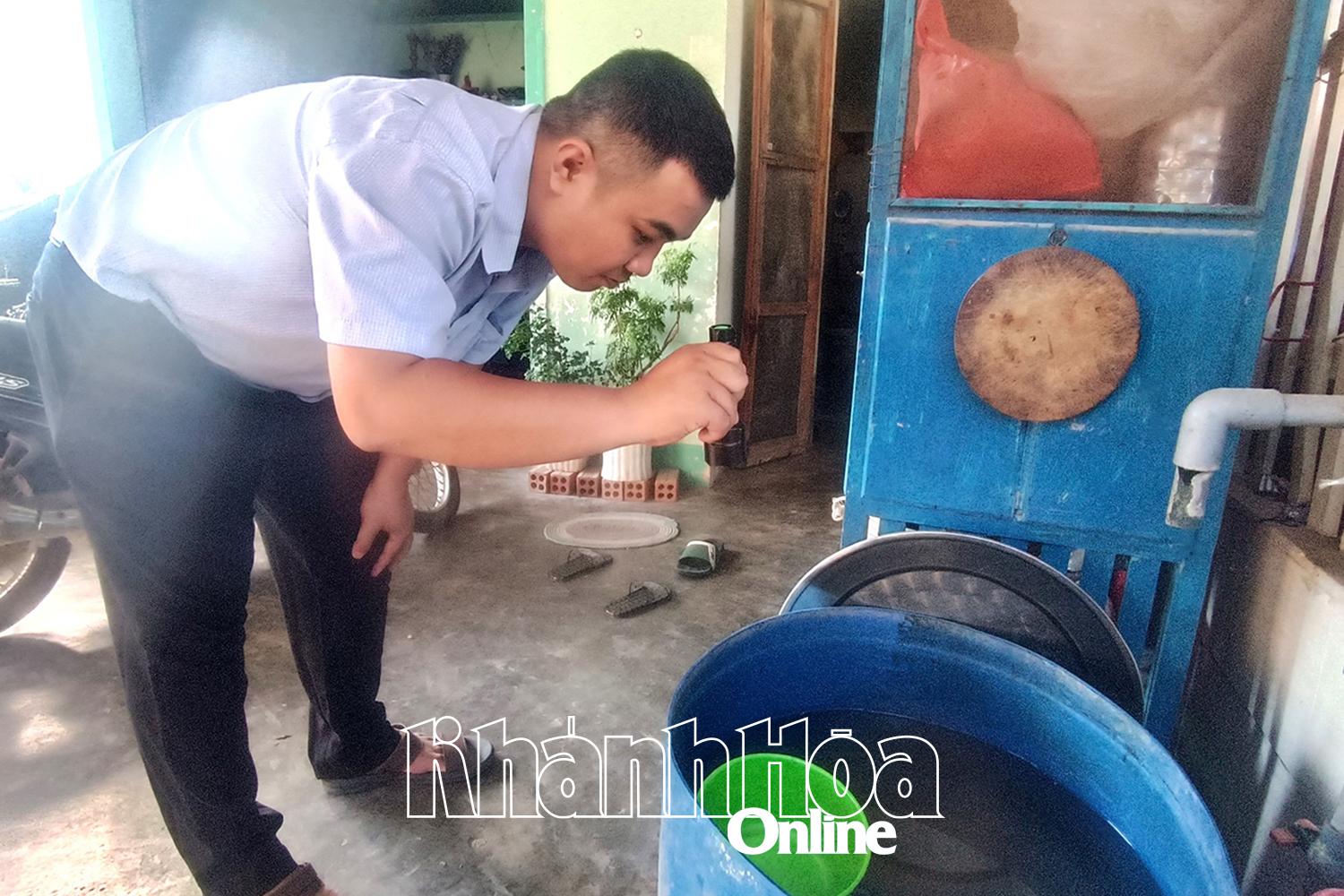 Nhân viên y tế kiểm tra lăng quăng tại nhà dân ở xã Vạn Ninh.
