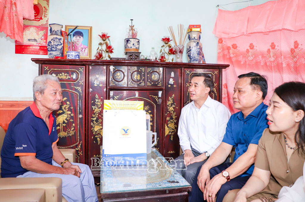 Thứ trưởng Bộ Y tế Trần Văn Thuấn thăm, tặng quà gia đình thương binh Nguyễn Văn Thống.
