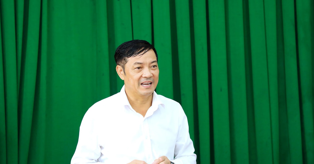 Phó Chủ tịch UBND tỉnh Lê Trọng Yên làm việc, tặng quà tại xã Nam Dong