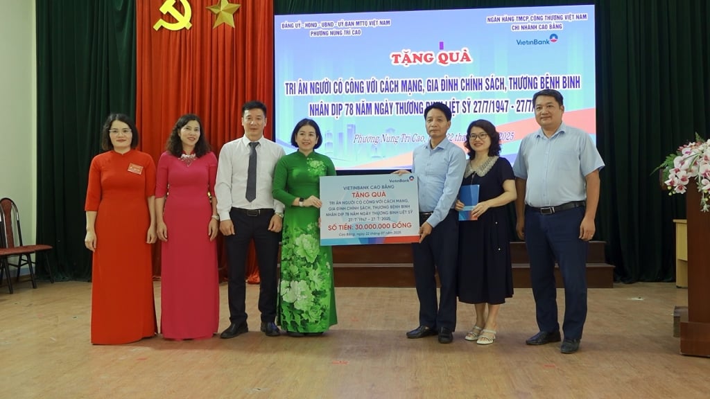 Lãnh đạo ngân hàng VietinBank chi nhánh Cao Bằng trao quà tại phường Nùng Trí Cao.