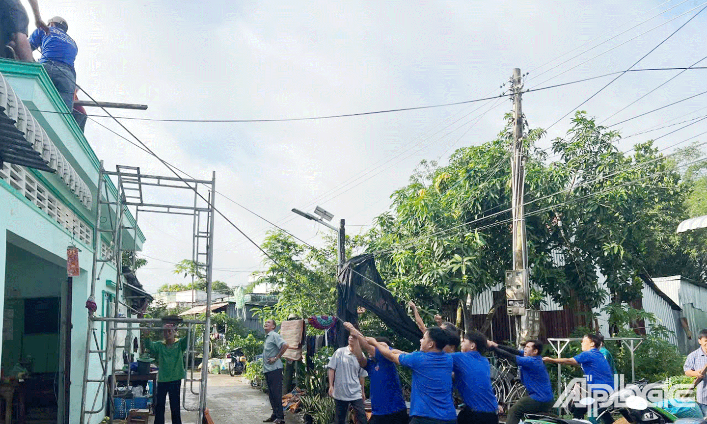 Các đội hình thanh niên tình nguyện khẩn trương hỗ trợ người dân bị ảnh bởi giông lốc, mưa bão