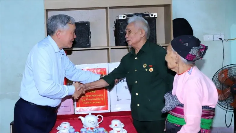 Permanent Deputy Prime Minister Nguyen Hoa Binh visited and presented gifts to wounded soldiers and policy families in Thanh Hoa.