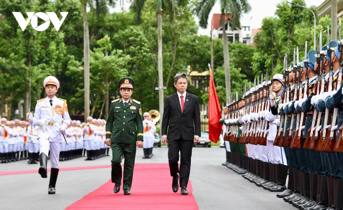 Đại tướng Phan Văn Giang và Bộ trưởng Chan Chun Sing duyệt Đội danh dự QĐND Việt Nam