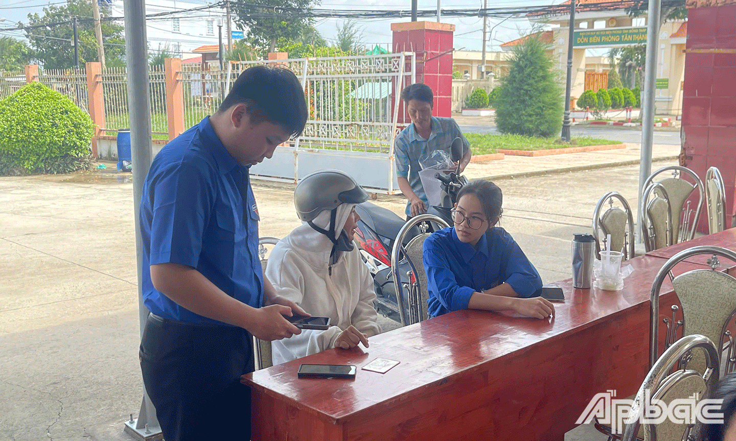 Sinh viên hỗ trợ người dân tại địa phương
