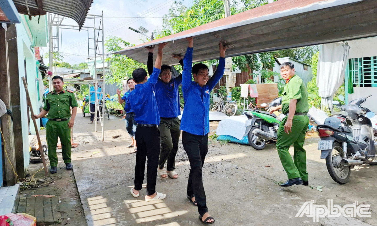 Đoàn viên, thanh niên xã Tân Khánh Trung hỗ trợ người dân có nhà bị tốc mái
