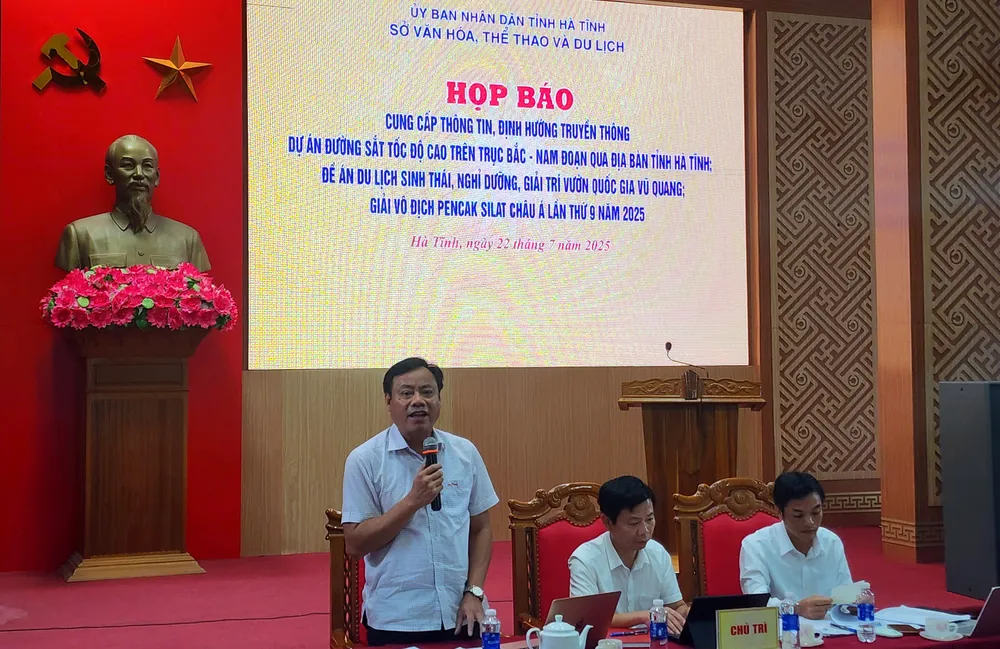 Lãnh đạo các Sở VH-TT-DL tỉnh Hà Tĩnh, NN-MT, Xây dựng chủ trì buổi họp báo 