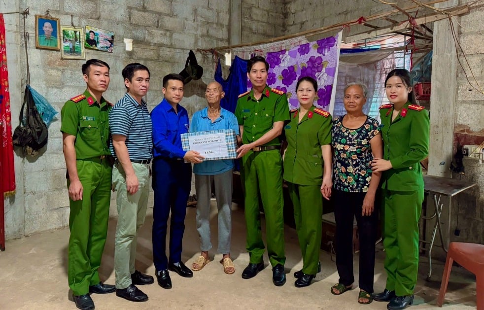 Phòng Cảnh sát kinh tế, Công an tỉnh tặng quà thương binh Đàm Minh Châu, xã Quang Trung.