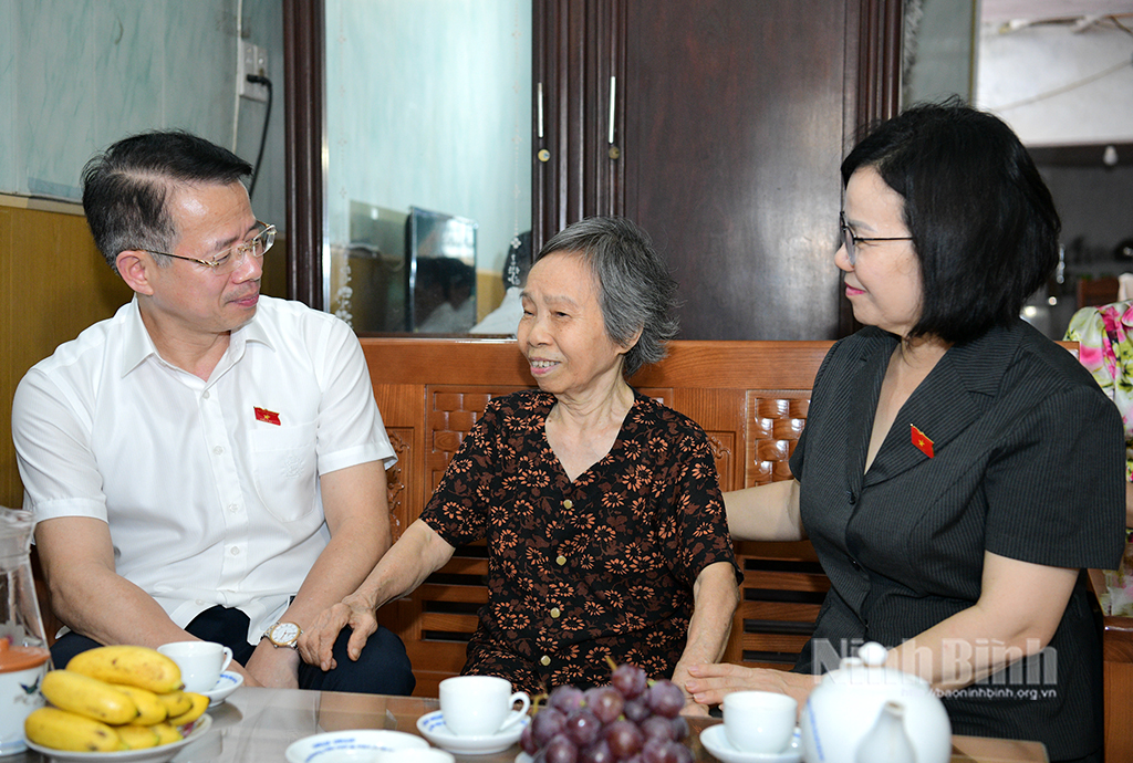 Đồng chí Phó Trưởng Đoàn ĐBQH tỉnh Nguyễn Hải Dũng thăm, tặng quà gia đình bà Trần Thị Tuất, Tổ 2, phường Nam Định, là vợ liệt sĩ.
