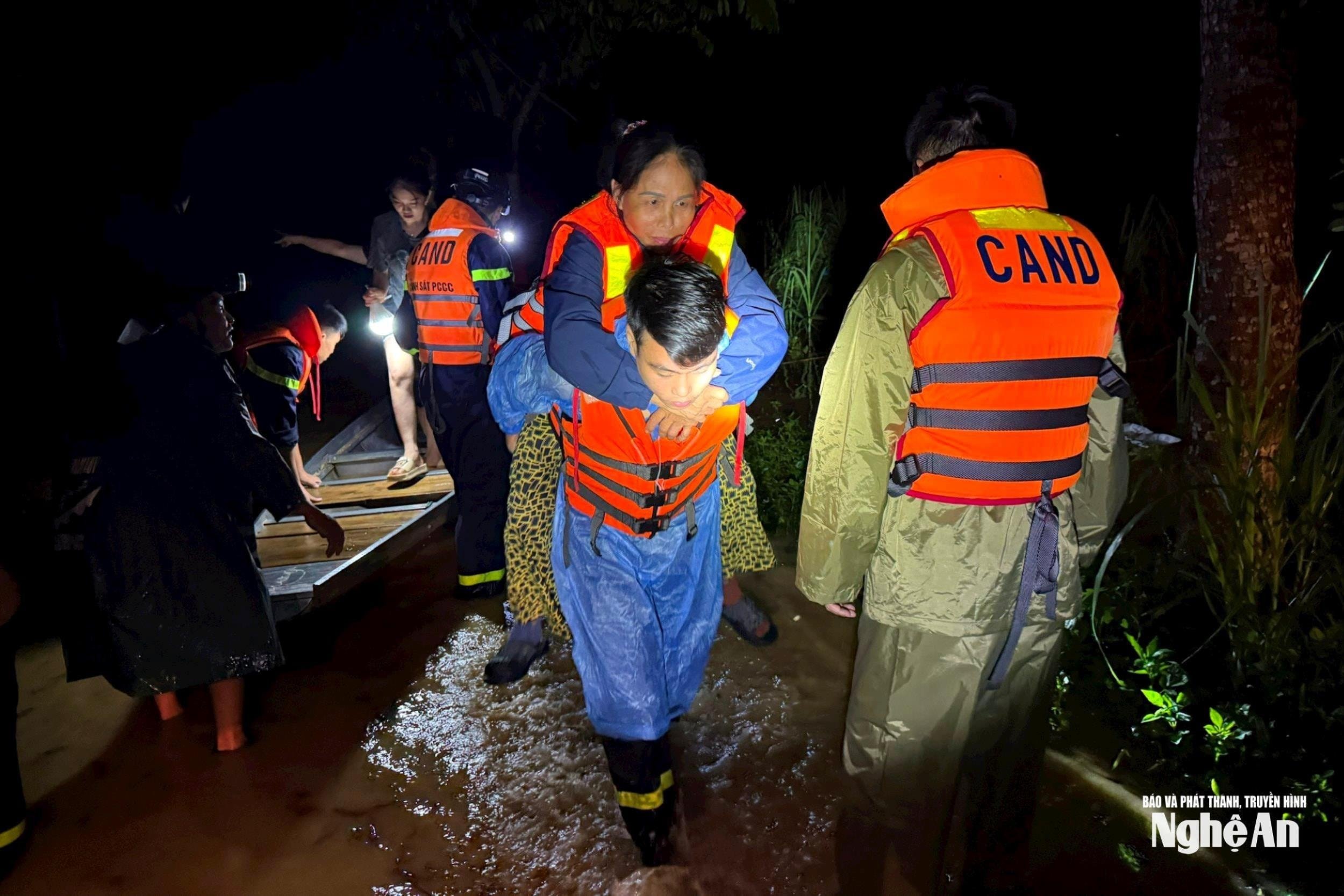 130 youth volunteer teams in Nghe An support people to overcome the consequences of storm No. 3