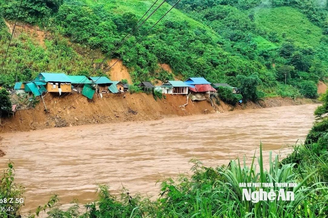 Nghe An ordena garantizar la seguridad río abajo cuando aumentan las inundaciones en los tramos superiores de los ríos en Nghe An.