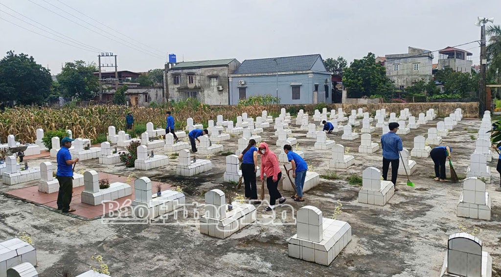Đoàn viên, thanh niên xã Long Hưng chỉnh trang nghĩa trang liệt sĩ xã.