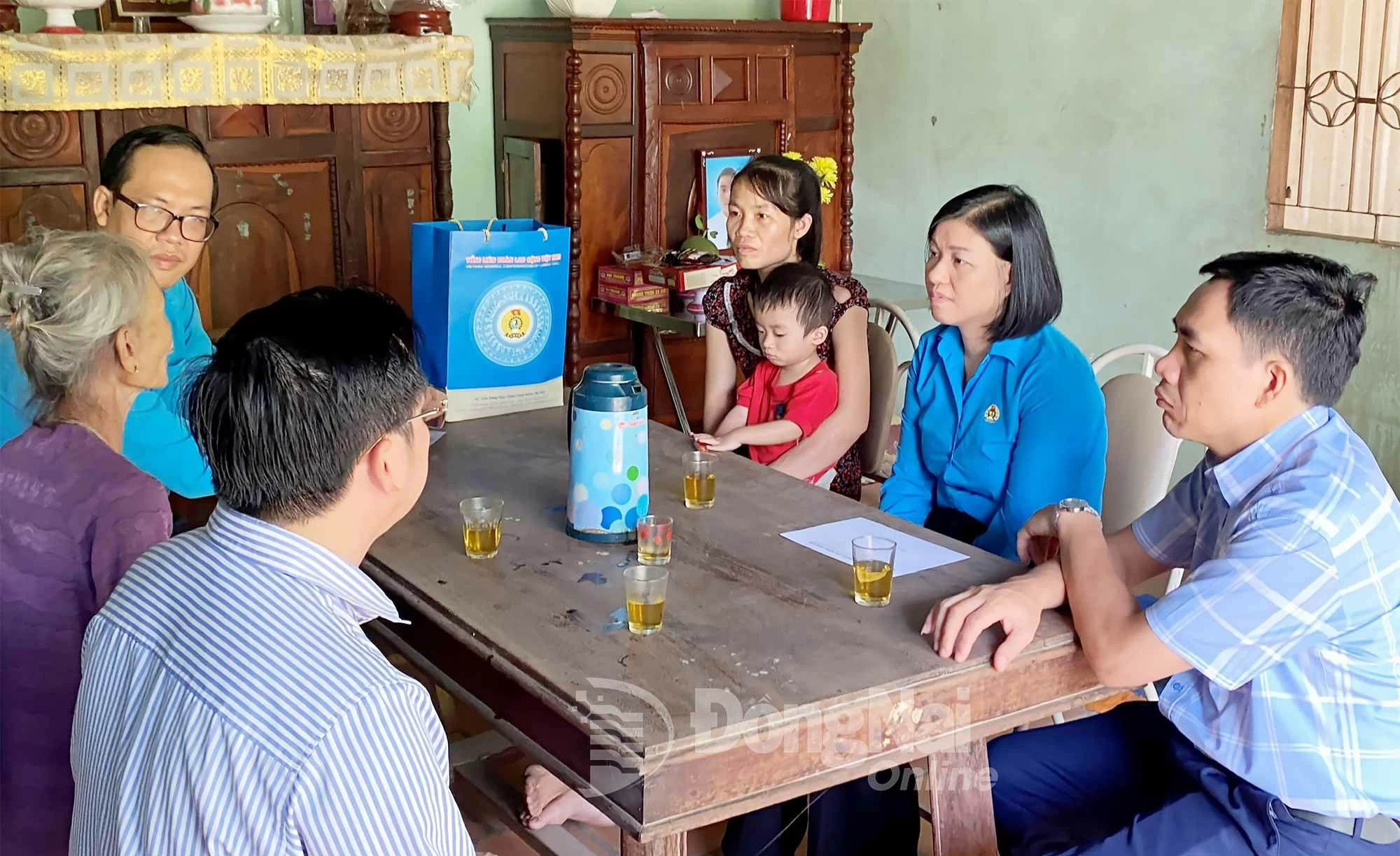 Đoàn thăm hỏi, tặng quà gia đình nạn nhân N.L.S, ngụ tại xã Tân An, tỉnh Đồng Nai. Ảnh: Lan Mai